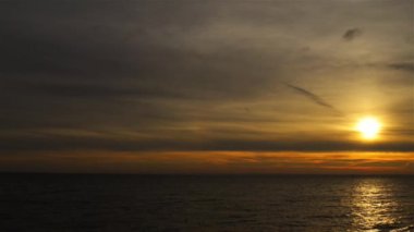 Gün batımı ve Baltık Denizi üzerinde. Atlantik Okyanusu, İskandinavya, Finlandiya, Baltık Ülkeleri ve Kuzey Avrupa düz içine bir Deniz Baltık Denizi (Ostsee) olduğunu.