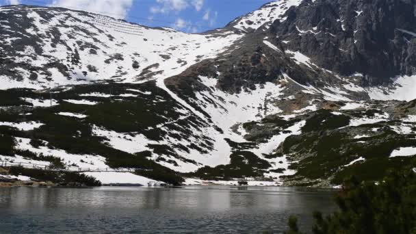 Lomnicky stit は、高タトラ山脈、スロバキアので最高と最も訪問された山の峰の一つ. — ストック動画