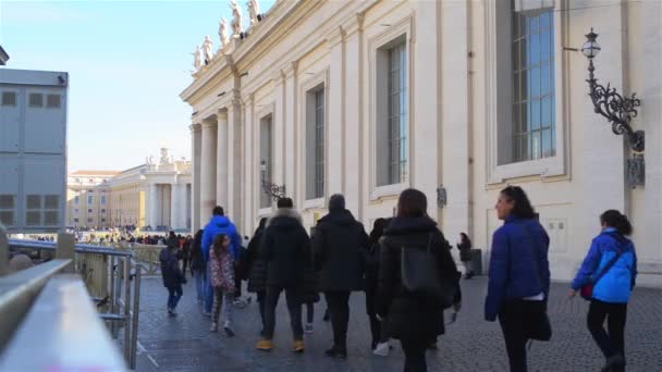 Vatikanische stadt - 24. januar 2016: der platz des heiligen peter ist ein großer platz direkt vor der basilika des heiligen peters, päpstliche enklave in rom, direkt westlich des viertels oder rione von borgo. — Stockvideo