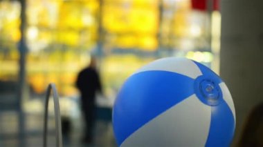 Gdynia, Polonya - 27 Ekim 2015: hava sürekli yükselir çünkü topu uçar. Experyment bilim merkezi ilk biridir Polonya Tür işyerlerinde.