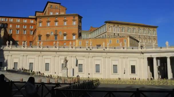 Vatikanstaten - januari 24 2016: St. Peter Square ligger stora plaza direkt framför Peterskyrkan, påvliga enklav inne i Rom, direkt väster om grannskap eller rione av Borgo. — Stockvideo