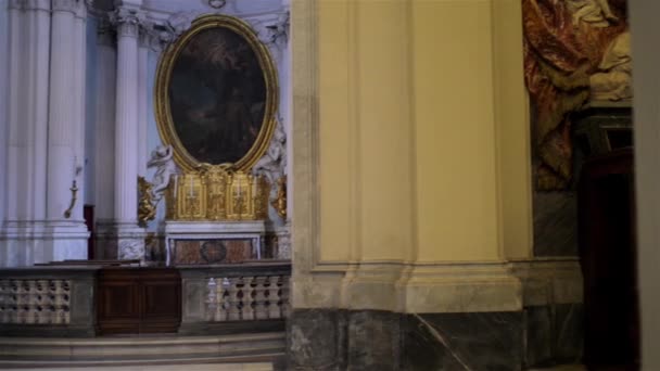 Rome, Italië - 23 januari 2015: Pauselijke Archbasilica van Sint Jan van Lateranen of gewoon het Lateraanse basiliek, de kathedraal kerk van Rome en officiële bisschoppelijke zetel van de bisschop van Rome, de Roman Pontiff is. — Stockvideo