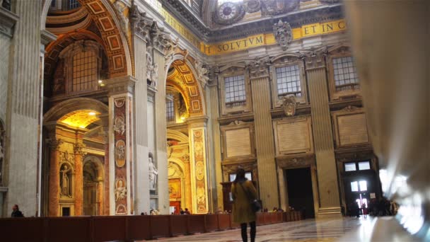 Vaticaanstad - 24 januari 2015: De Pauselijke Basiliek van St. Peter in het Vaticaan, of gewoon de basiliek van St. Peters, is een Italiaanse Renaissance-kerk in Vaticaanstad, de pauselijke enclave binnen de stad Rome. — Stockvideo