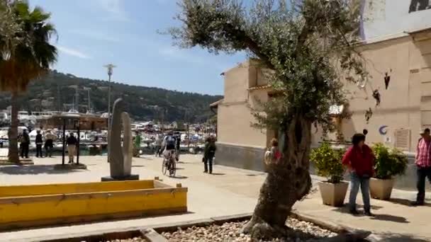 Port De Sóller, Španělsko - Duben 25 2016:4 k tramvaj 2. Tranvia de Soller je tramvajové španělské dědictví města Soller a vesnici Port de Sóller, ostrov Mallorca. To je vlastněno Ferrocarril. — Stock video