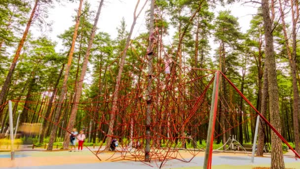 JURMALA, Letonia - 28 de junio de 2016: Timelapse 4k: Parque infantil en un parque urbano Jurmala, Riga seaside, Letonia . — Vídeos de Stock