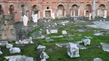 Roma, İtalya, harabelerini büyük bir kompleks Via dei Fori Imperiali Colosseum için ters sonunda yer alan trajans Pazar (Mercati di Borghese'nin) olduğunu.