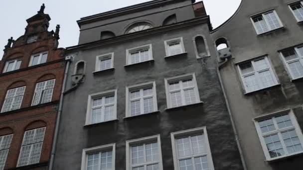 Chlebnicka street i Gdansk. Gdansk (Danzig) är polska staden på Östersjöns kust, huvudstad i Pomorze, polska främsta hamn och centrum för landets fjärde största storstadsområde. — Stockvideo