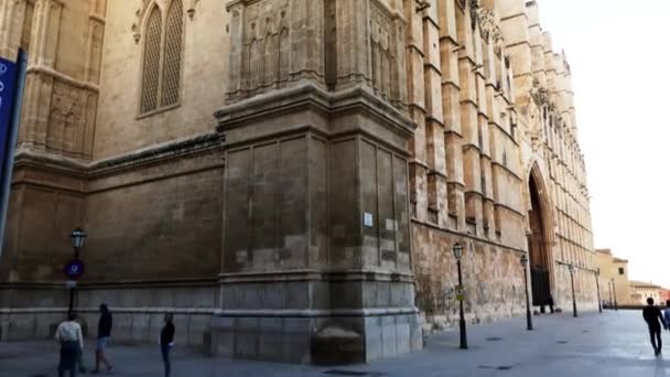 4k Catedral de Santa María de Palma, más comúnmente conocida como La Seu, es una catedral gótica católica ubicada en Palma, Mallorca, España, construida en el sitio de una mezquita árabe preexistente . — Vídeos de Stock