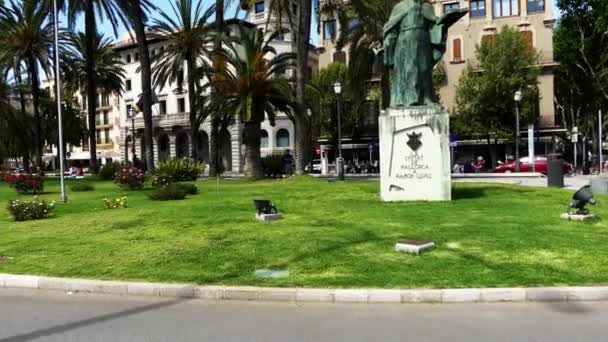 Monument voor Ramon Llull in Palma de Mallorca. Ramon Llull was een filosoof, logicus, franciscaans tertiaire Mallorcaanse schrijver. — Stockvideo
