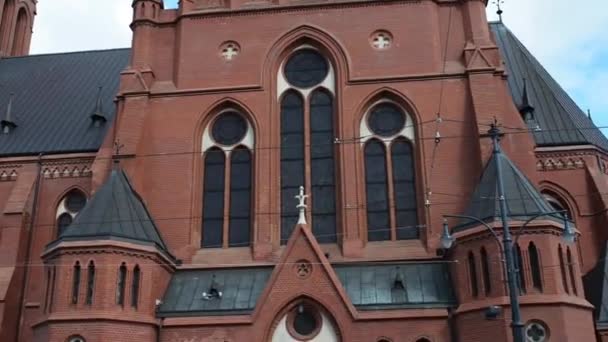 Kostel STS. Kateřina v Torunu, Polsko-garrisonchurch, původně protestantská, od 1920 – Roman. Postaven uprostřed svaté Kateřiny čtverce. — Stock video