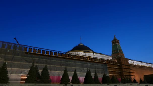 MOSCÚ, RUSIA - MARTE 10 2016: 4k Reparación del muro del Kremlin en la Plaza Roja . — Vídeos de Stock