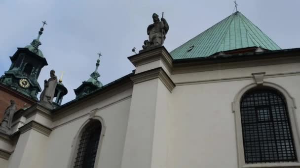 Gniezno, Polonya Gotik katedralde Meryem ve St. Adalbert varsayımı katedral Bazilikası olduğunu. — Stok video