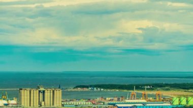 Timelapse: Tallinn (Kolyvan, Reval) Estonya'nın başkenti ve en büyük şehridir. Finlandiya Körfezi kıyısında, ülkenin kuzey kıyısında yer almaktadır..