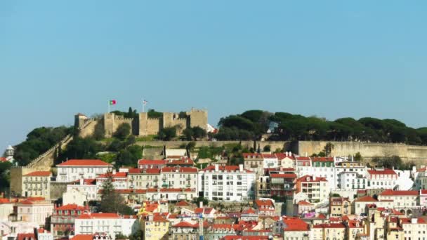 Zamku Sao Jorge jest Zamek Maurów, zajmując komendanta na wzgórzu z widokiem na zabytkowe centrum portugalskiego miasta Lizbonę i rzekę Tag. — Wideo stockowe