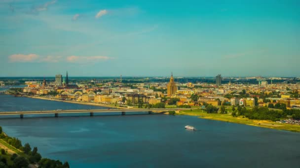 Timelapse 4k: Riga is de hoofdstad en de grootste stad van Letland. Riga is de grootste stad van de Baltische Staten. De stad ligt aan de Golf van Riga, aan de monding van de Daugava. — Stockvideo