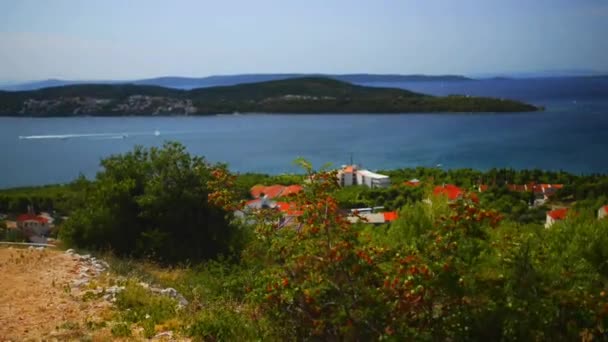 Desa di tepi laut. Pantai berbatu Kroasia di Laut Adriatik pada hari yang panas . — Stok Video