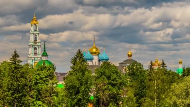 Timelapse 4k: Trinidad Lavra de San Sergio es el monasterio ruso más importante y el centro espiritual de la Iglesia ortodoxa rusa. Monasterio está situado en la ciudad de Sergiyev Posad, Óblast de Moscú, Rusia . — Vídeos de Stock