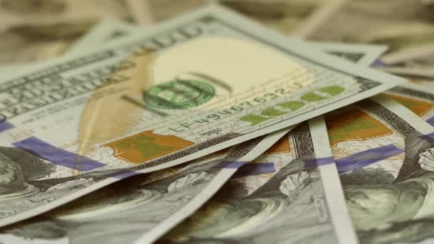 Americký dolar (americký dolar) je oficiální měna Spojených států a jeho ostrovní území. Cirkulující papírové peníze se skládá z Federální rezervní systém poznámek. — Stock video