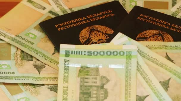 Beyaz Rusya pasaport yeşil kapak Belarusian ruble ahşap masanın üzerinde yatan ile. — Stok video