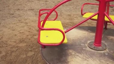 Yaz parkında oyun alanında çocuk atlıkarınca.