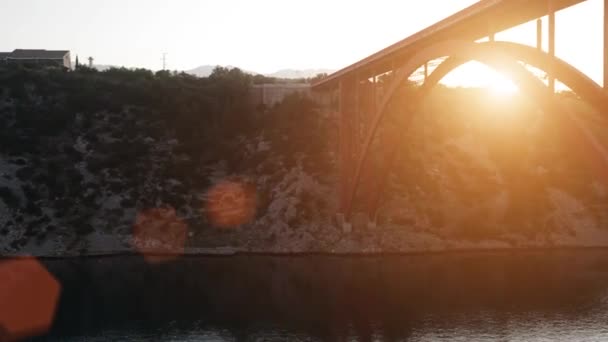 Maslenica most je obloukový most paluby nést státní silnice D8 cca 1 km západně od osady Maslenica, Chorvatsko — Stock video