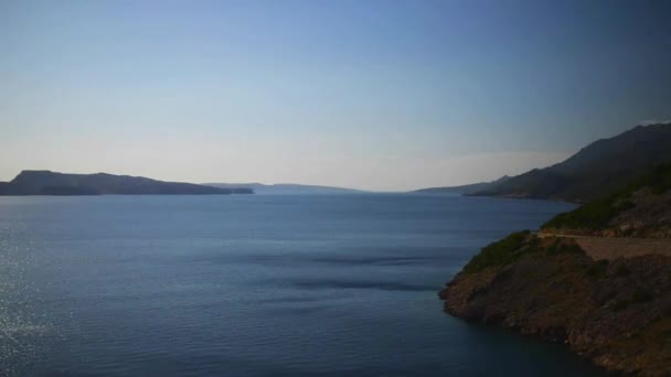 Côte rocheuse croate sur la mer Adriatique par une journée chaude ensoleillée .