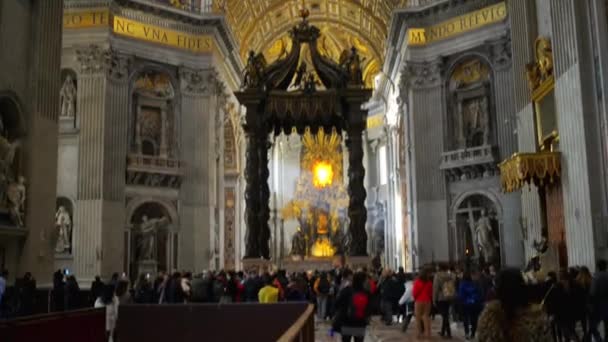 CIDADE VATICANA - JANEIRO 24 2015: A Basílica Papal de São Pedro no Vaticano, ou simplesmente Basílica de São Pedro, é uma igreja renascentista italiana na Cidade do Vaticano, o enclave papal dentro da cidade de Roma . — Vídeo de Stock