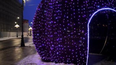 Yeni yılda Krakowskie Przedmiescie. Royal Avenue, Varşova Kraliyet Yolu 'nun en kuzeyindeki bir caddedir ve Polonya' nın Varşova kentindeki Castle Square 'de bulunan Old Town ile Royal Castle' ı birbirine bağlar.