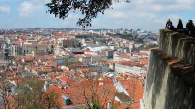 Lizbon Panorama. Lizbon Portekiz 'in başkentidir. Avrupa 'nın en batı başkenti konumundadır. Lizbon, Atlantik Okyanusu ve Tagus Nehri üzerindeki Batı İber Yarımadası 'nda yer alır..