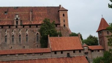 Malbork Cermen sırayla yüzey alanı tarafından dünyanın en büyük Kalesi kalesidir. Bir Ordensburg kale şeklinde Töton Şövalyeleri tarafından Marienburg, Prusya içinde inşa edilmiş.
