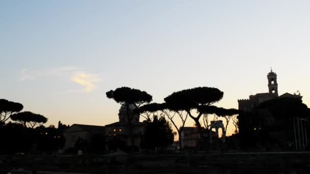 Altare della Patria je památník postavený na počest Victora Emmanuela, prvního krále sjednocené Itálie, který se nachází v Římě v Itálii. Zabírá místo mezi Piazza Venezia a Capitoline Hill. — Stock video