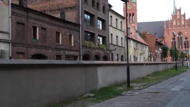 Kościół św Katarzyny w Toruniu w Polsce-Kościół Garnizonowy, pierwotnie protestancki, od 1920-Roman. Zbudowany w środku placu św Katarzyny. — Wideo stockowe