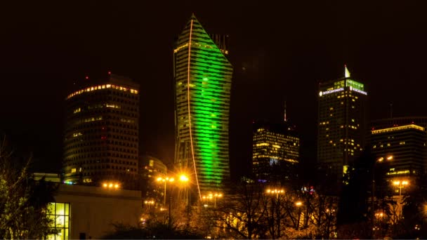 Noc Warsaw Spire to kompleks budynków biurowych Neomodern w Warszawie, zbudowany przez belgijskiego dewelopera nieruchomości Ghelamco. — Wideo stockowe