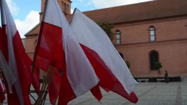 Torun Holy Trinity Kilisesi hakkında Polonya bayrakları - Torun, Polonya Pazarında bulunan eski Protestan tapınağı.