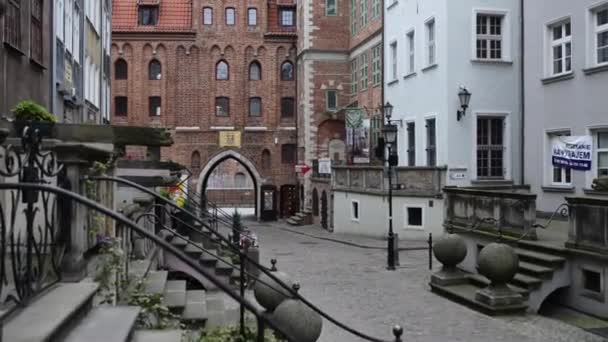 Calle Mariacka en Gdansk. Gdansk (Danzig) es una ciudad polaca en la costa báltica, capital del Voivodato de Pomerania, principal puerto polaco y centro de la cuarta área metropolitana más grande del país. . — Vídeo de stock