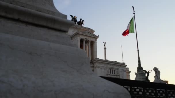 Altare della Patria是一座纪念意大利统一后第一位国王维克托 · 伊曼纽尔的纪念碑，位于意大利罗马。它占据了皮亚扎伊利亚广场和首都山之间的一个地方. — 图库视频影像