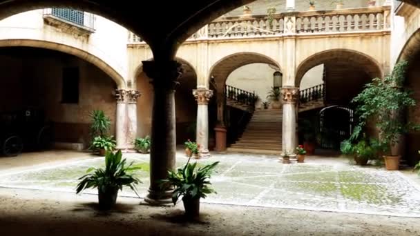 帕尔马的旧庭院。帕尔马是西班牙巴利阿里群岛自治社区的首都和马略卡岛最大的城市. — 图库视频影像