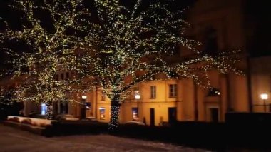 Yeni yılda Krakowskie Przedmiescie. Royal Avenue, Varşova Kraliyet Yolu 'nun en kuzeyindeki bir caddedir ve Polonya' nın Varşova kentindeki Castle Square 'de bulunan Old Town ile Royal Castle' ı birbirine bağlar.