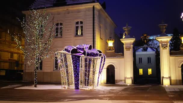 Krakowskie Przedmiescie in New Year. Royal Avenue constitutes northernmost part of Warsaw Royal Route, and links Old Town and Royal Castle at Castle Square in Warsaw, Poland — Stock Footage Krakowskie Przedmiescie in New Year. Royal Avenue constitutes northernmost part of Warsaw Royal Route, and links Old Town and Royal Castle at Castle Square in Warsaw, Poland Stock Video