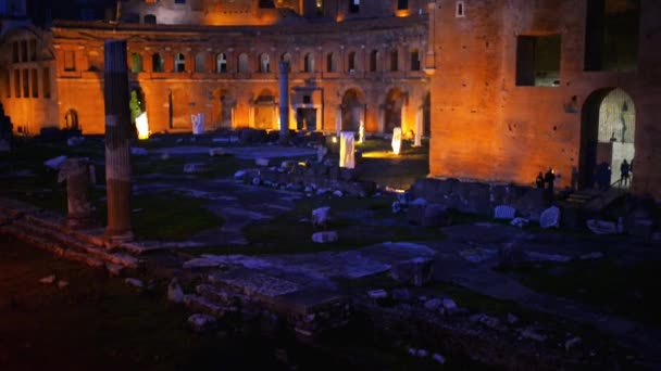 Trajans trh (Mercati di Traiano) je že rozsáhlý komplex zřícenin v městě Řím, Itálie, se nachází na Via dei Fori Imperiali, na opačném konci ke Koloseu. — Stock video