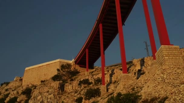 De Maslenica-brug is een boogbrug van dek uitvoering de D8 staat weg ongeveer 1 km ten westen van de nederzetting van Maslenica, Kroatië — Stockvideo