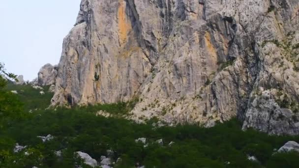 Paklenica karst river canyon es un parque nacional en Croacia. Se encuentra en Starigrad, al norte de Dalmacia, en las laderas meridionales de la montaña Velebit, no muy lejos de Zadar. Mala y Velika Paklenica . — Vídeo de stock