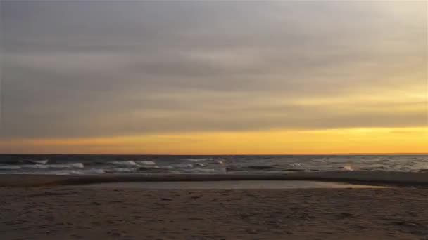 Захід сонця на узбережжі Балтійського моря. Балтійське море (Ostsee)-море Атлантичного океану, охоплених Скандинавії, Фінляндія, країн Балтії та Північно-Європейської рівнини. — стокове відео