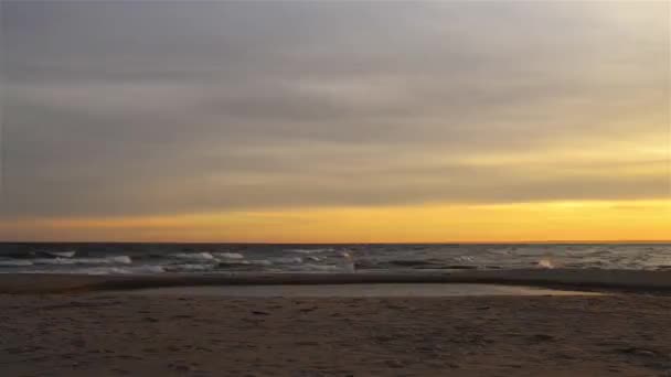 Coucher de soleil sur la mer Baltique. La mer Baltique (Ostsee) est une mer de l'océan Atlantique, entourée par la Scandinavie, la Finlande, les pays baltes et la plaine d'Europe du Nord. . — Video