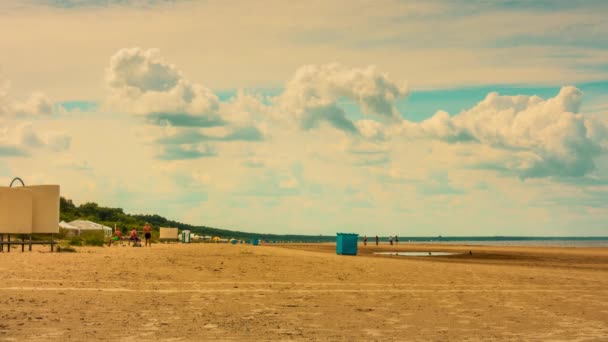 JURMALA, LETTONIA - 28 GIUGNO 2016: Timelapse 4k Sandy beach resort città di Jurmala, Lettonia . — Video Stock