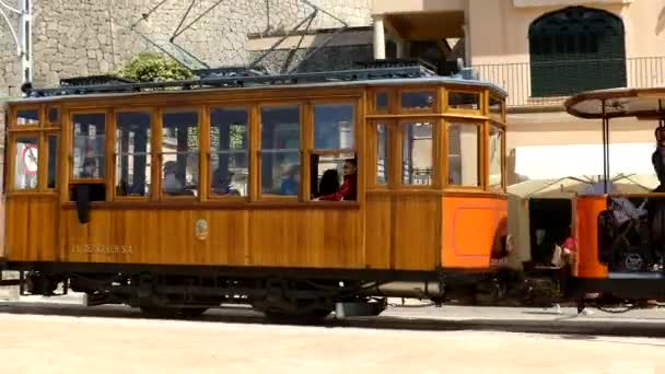 PORT DE SOLLER, ESPAÑA - 25 DE ABRIL DE 2016: 4k Tranvía 2. Tranvia de Sóller es un tranvía español que sirve a la ciudad de Sóller y al pueblo de Port de Sóller, isla de Mallorca. Es propiedad de Ferrocarril . — Vídeos de Stock