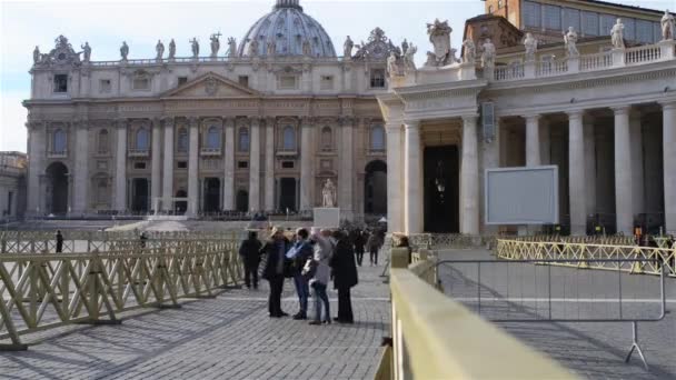 VATICAN CITY - 24 ЯНВАРЯ 2016: Timelapse St. Peter Square is large plaza located directly in front of St. Peters Basilica, papal enclave inside Rome, directly west of neighbourhood or rione of Borgo — стоковое видео