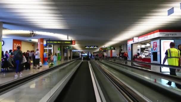 AÉROPORT DE PALMA DE MALLORCA - 28 AVRIL 2016 : est un aéroport international en Espagne adjacent au village de Can Pastilla. Aussi connu sous le nom de Son Sant Joan Airport. Temps écoulé  . — Video