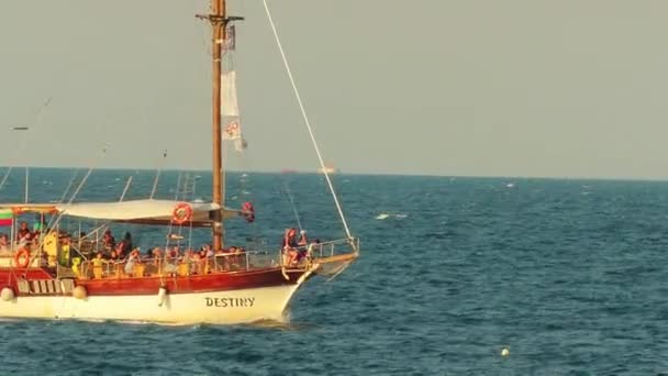 Sozopol, Bulgaristan - 23 Temmuz 2016: Süzebolu şehir Bulgaristan Karadeniz sahil çevresinde insanlar taşıyan tekne turist. — Stok video