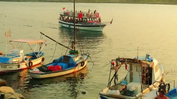 SOZOPOL, BULGARIA - 23 de julio de 2016: Barco turístico que transporta personas por la ciudad de Sozopol en la costa del Mar Negro de Bulgaria . — Vídeo de stock